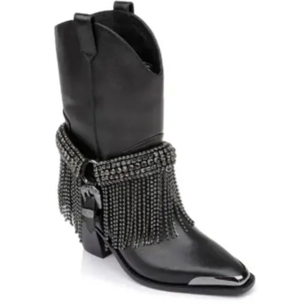 These stylish Daniel X Diamond boots feature a sleek black leather Size 8